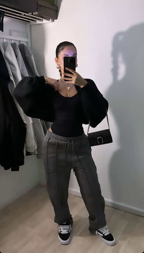 Airport Black Outfit, Winter Outfits Joggers, Ootd Jean Noir, Jeans Airport Outfit, Uk Baddie Outfits, Uk Outfit Women, Non Uniform Day Outfits, Grey Cargos Outfit, Baddie Outfits Black Women