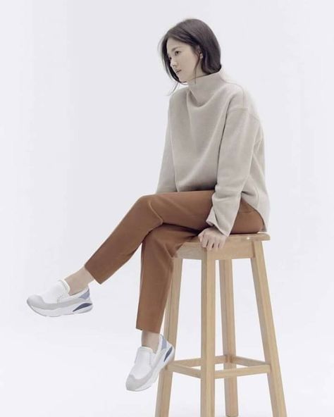 Person Standing Perspective, Person Sitting On Stool Reference, Sitting Pose Perspective From Above, Person Sitting Perspective From Above, Person Sitting On Stool, Human Figure Sitting, Woman Sitting Pose, Song Hye Kyo Style, Suecomma Bonnie