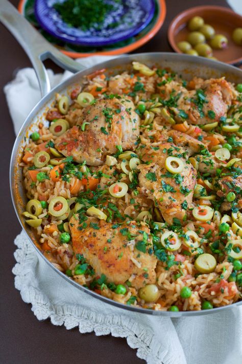 Traditional Mexican Arroz Con Pollo Recipe with Green Olives Chicken Thigh Casserole, Mexican Favorites, Pollo Recipe, Spanish Rice Recipe, Chicken And Rice Dishes, Spanish Chicken, Traditional Mexican Dishes, Recipes Mexican, Olive Recipes