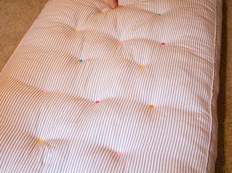 Home made mattress Diy Wool Mattress, Homemade Mattress, Diy Mattress, Diy Futon, Pillow Mat, Wool Mattress, Sewing Cushions, Diy Wool, Kids Mattress