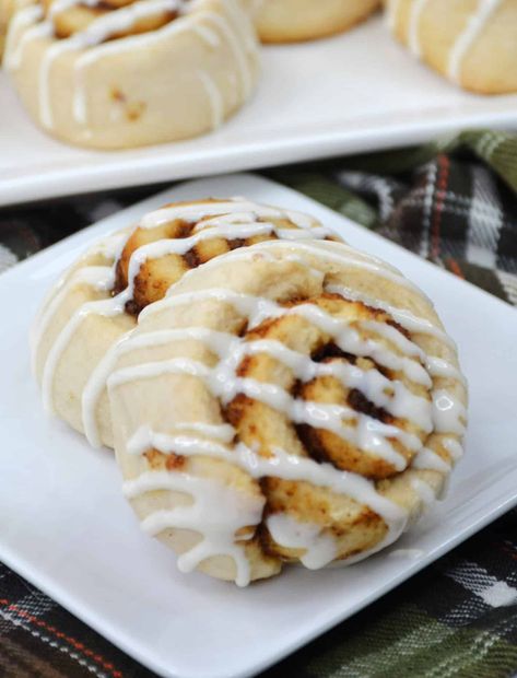 Enjoy the flavors of fall with some pumpkin cinnamon rolls that require no yeast. Make the best pumpkin cinnamon rolls with this simple recipe. Best Pumpkin Desserts, Desserts For Fall, Cherry Pie Cookies, Cinnamon Rolls With Cream Cheese, Cinnamon Rolls With Cream, Pumpkin Pecan Pie, Cinnamon Roll Dough, Pumpkin Cinnamon Rolls, Pumpkin Desserts