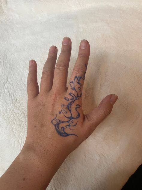 Doodle To Draw On Hand, Drawings For On Ur Hand, Drawing On Ur Hand, Things To Draw On Peoples Hands, Doodling On Hand, Stuff To Draw On Your Hand With Sharpie, Y2k Hand Drawing, Cute Things To Draw On Ur Hand, Drawing For Hands