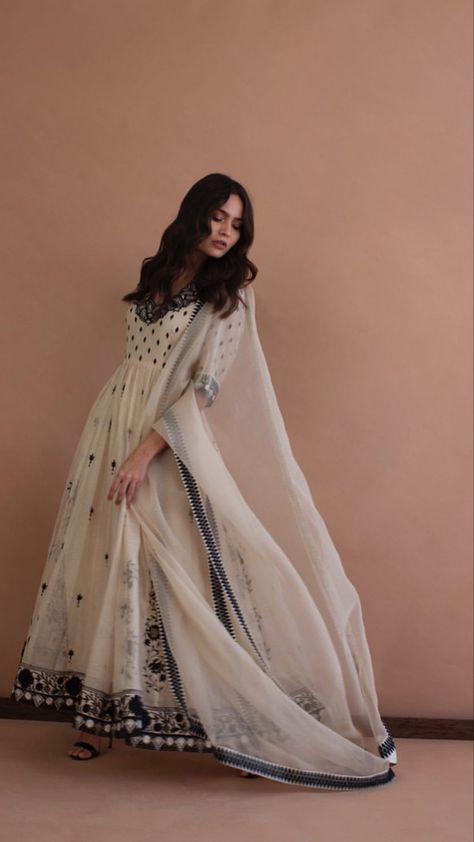 Suit Poses, Indian Fits, Power And Control, Trendy Outfits Indian, Traditional Indian Dress, Casual Indian Fashion, Pakistani Fancy Dresses, Chique Outfits, Salwar Kamiz