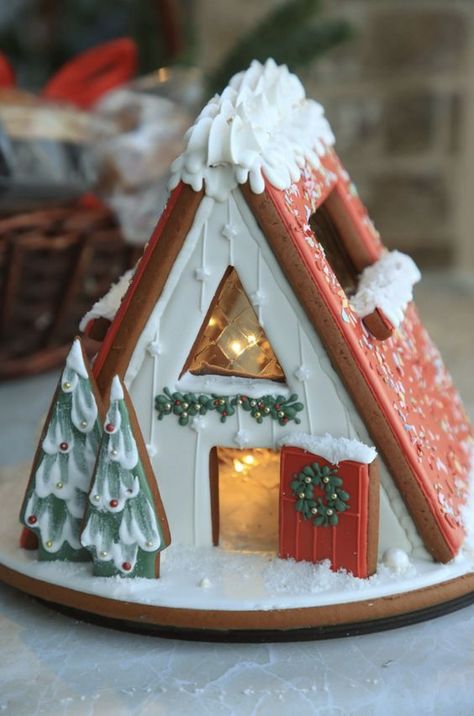 Gingerbread house ideas Gingerbread Gnome House, Minimalist Gingerbread House, Gingerbread House Modern, Lighthouse Gingerbread House, Gingerbread Chalet, Christmas Gingerbread House Ideas, Modern Gingerbread House, Creative Gingerbread House Ideas, Creative Gingerbread House