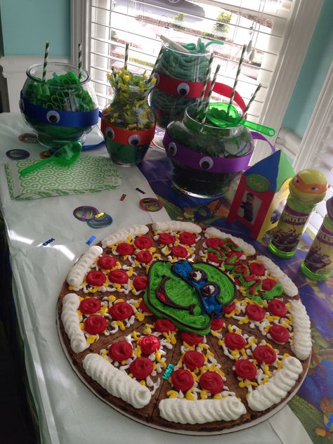 Ninja turtle candy dishes and cookie cake Ninja Turtle Treats, Tmnt Treats, Ninja Turtle Cookies, Ninja Turtle Birthday Cake, Ninja Turtle Theme, Mutant Ninja Turtles Party, Rodjendanske Torte, Turtle Birthday Parties, Tmnt Birthday