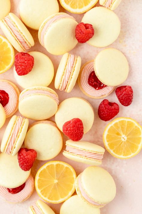 Macaroons Lemon Raspberry, Raspberry Lemon Macarons, Strawberry Lemonade Macarons, Strawberry Lemon Macarons, Fruity Macaron Flavors, Raspberry Macaron Filling, Easter Macarons Flavors, Raspberry Macaron Recipes, Summer Macaron Flavors