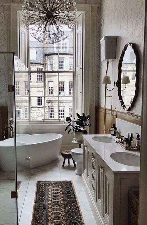 Bathroom Parisian Style, Modern Parisian Interior Bathroom, Parisian Bathroom Aesthetic, Parisian Style Home Interior Design, Parisian Apartment Bathroom, Paris Apartment Bathroom, Bathroom Parisian, Parisian Bathroom French Style, Parisian Bathroom Decor