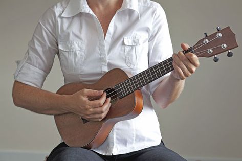 The way you hold a ukulele is a vitally important part of making it sound good. The uke is such a small instrument that choking all the sound out of it is all too easy. A general guideline for holding your ukulele is to try to touch it as little as possible. You want to … Holding Ukelele Reference, Holding Ukulele Pose, Holding Instrument Drawing Reference, Ukulele Reference, Ukulele Drawing, Singer Drawing, Ukulele Strings, Tenor Ukulele, Sketch Poses