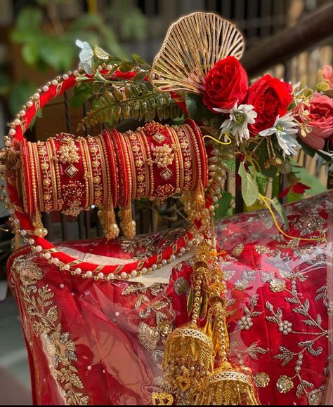 Wedding Trays Decoration Indian Trousseau Packing, Wedding Trays, Wedding Packing, Wedding Gift Hampers, Wedding Platters, Indian Wedding Gifts, Wedding Card Design Indian, Indian Wedding Favors, Wedding Hall Decorations