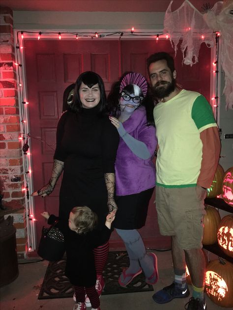 Mavis, Aunt Eunice, Jonathan and baby Mavis Hotel Transylvania, Couples Costumes, Yearbook, Style Inspiration, Hotel, Halloween, Fictional Characters