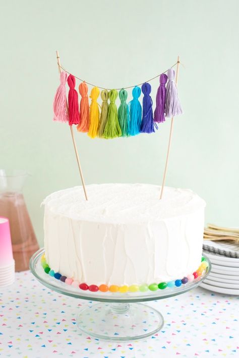 A Super Easy to Make Rainbow Mini Tassel Cake Topper | via Oh Happy Day! Gökkuşaği Pasta, Food Rainbow, Rainbow First Birthday, Small Crafts, Mexican Birthday, Rainbow Parties, Diy Cake Topper, Rainbow Food, Rainbow Birthday Party