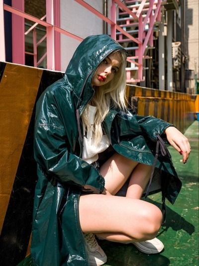 Hongru Raincoat Rainwear Girl, Green Raincoat, Vinyl Fashion, Rainy Day Fashion, Vinyl Raincoat, Pvc Raincoat, Rain Jacket Women, Hooded Cloak, Shiny Clothes