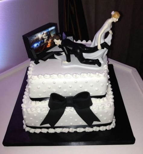 Gamer Wedding Cake, Groomsman Cake, Gamer Wedding, Funny Wedding Cakes, Funny Wedding Pictures, Creative Wedding Cakes, Wedding Cake Pictures, Unique Wedding Cakes, Grooms Cake