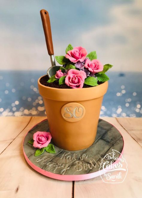 Flower Pot Cake Design, Plant Pot Cake Ideas, Flower Pot Cakes, Flower Pot Birthday Cake, Garden Birthday Cake Ideas, Gardening Cake Ideas, Gardening Birthday Cake, Flower Cake Fondant, Plant Pot Cake