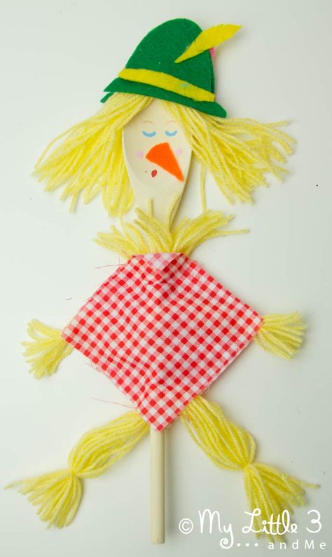 Make an easy no-sew Dingle Dangle Scarecrow Puppet to bring the song to life. He's a double sided puppet that sleeps and wakes for super interactive fun! Scarecrow Puppet, Simple Scarecrow, Scarecrow Activities, Fall Pinterest, Scary Scarecrow, Alphabet Crafts Preschool, Fruit Diy, Scarecrow Crafts, October Activities