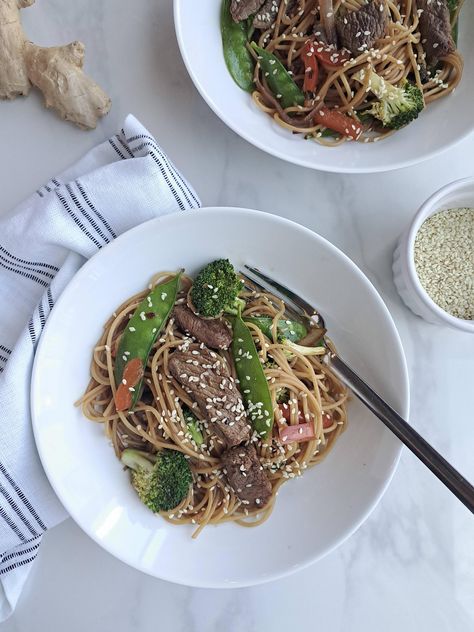 Honey-Soy-Ginger Beef Noodle Bowl Blt Dip Recipe, Pasta With Lemon Sauce, Ginger Beef, Beef Bowls, Top Sirloin Steak, Honey Soy, Fried Beef, Veggie Bowl, Noodle Bowls