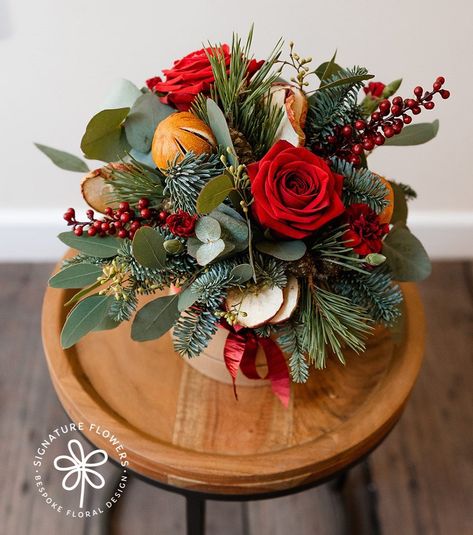 Country Christmas Diy, Christmas Centrepiece Ideas, Christmas Floral Arrangements Diy, Christmas Centrepiece, Florist Studio, Christmas Bouquet, Christmas Flower Arrangements, Winter Bouquet, Christmas Floral Arrangements