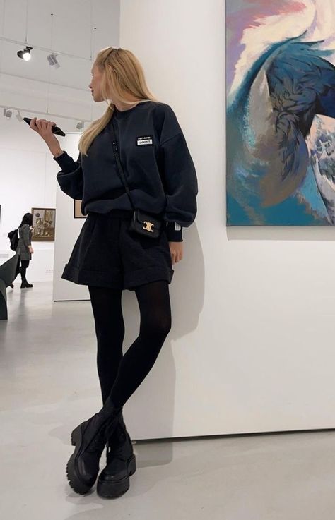 Sweater And Shorts Outfit, Daily Outfit Inspiration, Sweater Outfit, Causal Outfits, Shorts Outfit, Looks Black, Foto Ideas Instagram, All Black Outfit, Warm Outfits