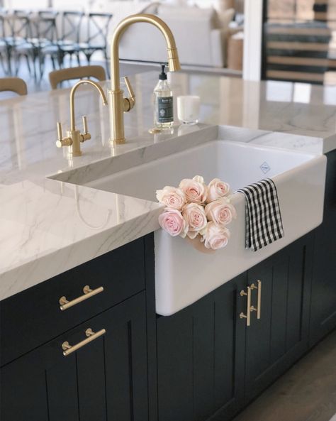 Ikea Farmhouse, Gold Kitchen Faucet, Farmhouse Sink Faucet, Gold Faucet, Gold Kitchen, Farmhouse Sink Kitchen, Kitchen Farmhouse, Kitchen Trends, Kitchen Sink Faucets