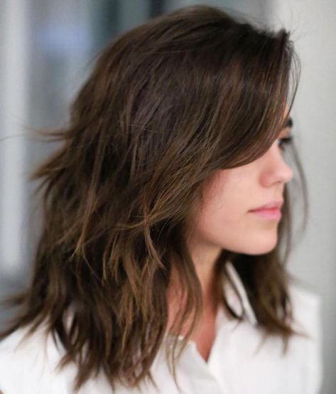 Mid-Length Layered Style Medium Choppy Haircuts, Medium Brunette Hair, Medium Shag Haircuts, Choppy Haircuts, Medium Layered Hair, Medium Length Hair With Layers, Natural Wavy Hair, Shag Hairstyles, Long Brown Hair