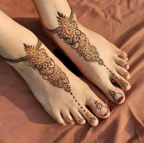 Foot Mehndi Design Simple, Mehndi Designs Feet Simple, Foot Mehendi Design, Feet Mehndi, Leg Mehendi Design Simple, Leg Mehendi Design Unique, Karva Chauth Mehndi Designs, Mehndi Designs Bridal Hands, Finger Henna Designs