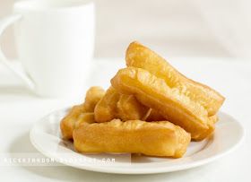 Jai Gwai Banh Tieu, Chinese Doughnut, Fried Fritters, Chinese Honey Chicken, Chinese Dessert Recipe, Breakfast Pastry, Homemade Chinese, Fried Bread, Asian Cake