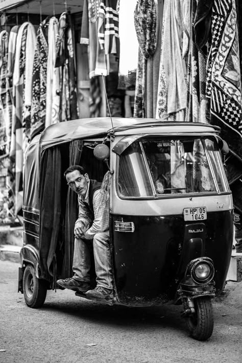 Auto Rickshaw Driver Random People Photography Street, Rickshaw Aesthetic, Retro Pakistan, Wallpaper Blanco, Street Black And White, Street Photography Urban, Auto Rickshaw, Dark Room Photography, Drawing Models