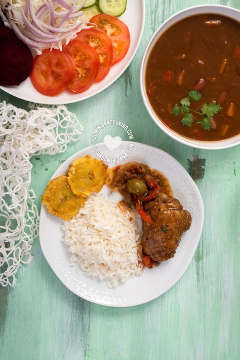 La Bandera Dominicana, or “The Dominican Flag”, is also what Dominicans call the national standard lunchtime dish of rice, beans, and meat. #dominicancooking #dominicanrecipes #latinorecipes #dominicanrepublic Pollo Guisado Dominicano, Dominican Chicken, Pollo Guisado Recipe, Guisado Recipe, Dominicano Recipes, Salads To Go, Popular Dishes, Dominican Food, Foreign Food