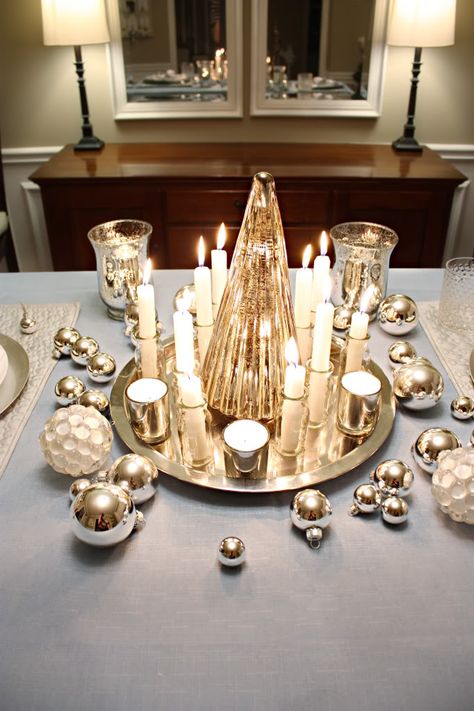 Candle centerpiece Christmas Candle Centerpieces, Christmas Candle Centerpiece, Glamorous Christmas, Silver Christmas Decorations, Tafel Decor, Kitchen Chandelier, Christmas Candle Decorations, Setting Ideas, Christmas Tablescapes