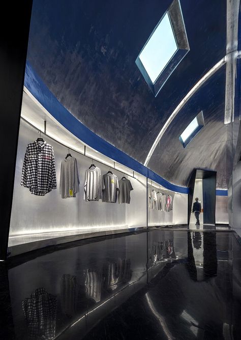 futuristic store by GE: studio reveals a silver planet illuminated with blue light in china Futuristic Retail Store Design, Futuristic Clothing Store, Black Floor Paint, Futuristic Event, Futuristic Store, Concept Boutique, Hopkins Architects, Display Retail, Retail Store Display