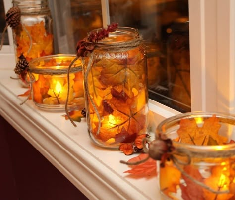 Decorazioni con foglie autunnali - Lanterne Fall Mason Jars, Mason Jar Lanterns, Deco Nature, Jar Lanterns, Fall Deco, Autumn Decorating, Autumn Crafts, Fall Holidays, Thanksgiving Decor