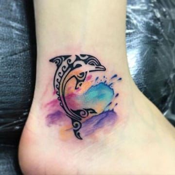 tatuajes de delfines para mujeres tobillo Dolphin Tattoo For Women, Tattoos Dolphin, Tropisches Tattoo, Dolphin Watercolor, Dolphin Tattoos, Tattoo Fairy, Dolphin Tattoo, Tropical Tattoo, Tattoo Goo