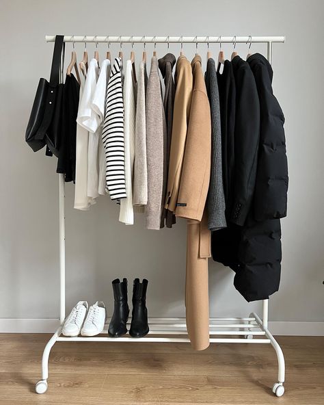 Building A Capsule Wardrobe, Simple Exercise, Minimal Wardrobe, Capsule Closet, Minimalist Women, Wardrobe Closet, Minimalist Wardrobe, Best Amazon, The Minimalist