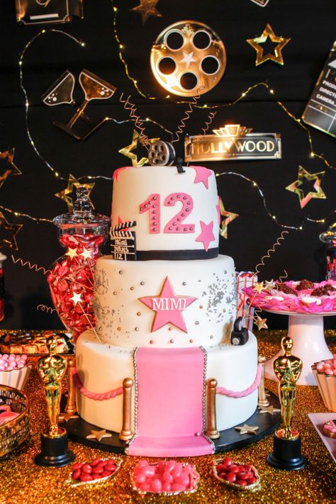 Torta inspo pink hollywood Pink Movie Birthday Party, Pink Hollywood Aesthetic, Pink Movie Party, Pink Hollywood Theme Party, Celebrity Party Theme, Red Carpet Birthday Cake, Hollywood Party Cake, Hollywood Birthday Cake, Hollywood Theme Cake