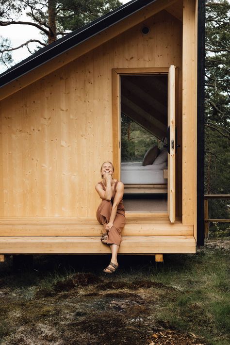 Discover 10 new unique places to stay in Finland | Visit Finland Modern Cabins In The Woods, Sauna Business, Modern Cabin In The Woods, Hut Ideas, Modern Cabins, Geothermal Heating, Luxury Resorts, Holiday Village, Unique Places