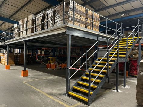 Warehouse Mezzanine, Mezzanine Floor Ideas, Steel Mezzanine, Mezzanine Stairs, Warehouse Office Design, Steel Warehouse, Garage Stairs, Warehouse Interior, Industrial Workshop