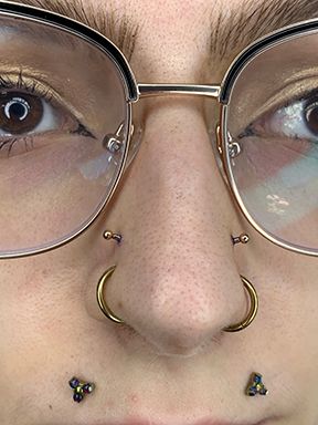 High Nose Piercing, 3 Lobe Piercings, Double Nostril Piercing, High Nostril Piercing, Unique Piercings, Piercing Inspiration, Piercings Ear, Face Jewelry, Mod Jewelry