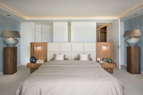 HOOG.design – Exclusive living inspirationSophisticated Elegance - Bed In Middle Of Room, Luxe Bed, 70s House, Couple Bedroom, Remodel Bedroom, House Architecture Design, Main Bedroom, Bedroom Suite, My New Room