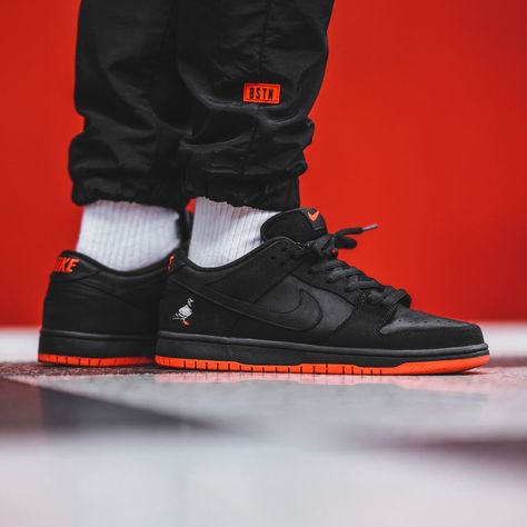 Jeff Staple x Nike SB Dunk Low "Black Pigeon"