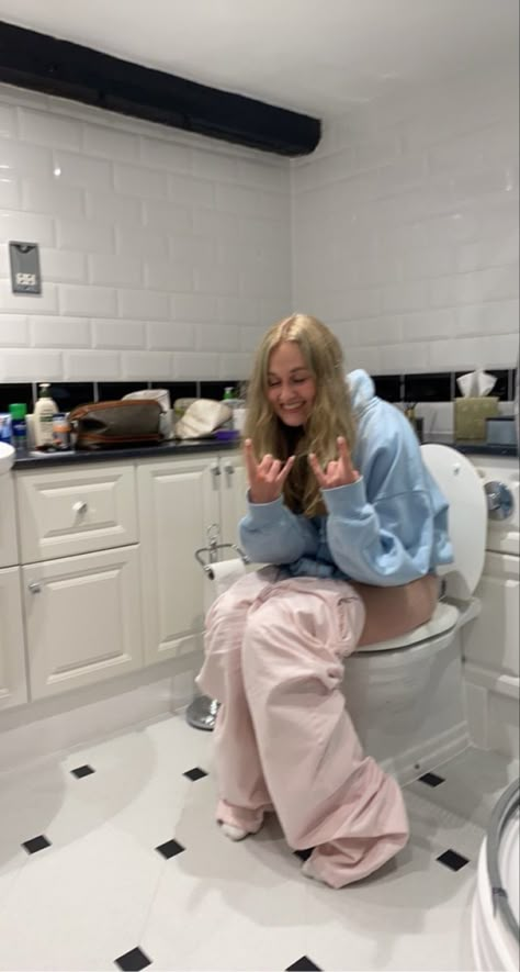 Famous People On The Toilet, Toilet Selfie, Sitting On Toilet, Ladies Restroom, Girls Having Fun, Boss Queen, Girl Bathrooms, Emily Kinney, Pretty Babe