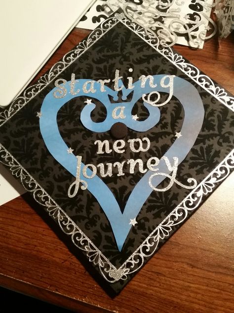 Grad cap Kingdom Hearts Kingdom Hearts Graduation Cap, Twilight Grad Cap, Video Game Grad Cap, Skyrim Graduation Cap, Httyd Graduation Cap, Party Ideas College, Graduation Inspiration, Graduation Hats, Graduation Cap Decoration Diy