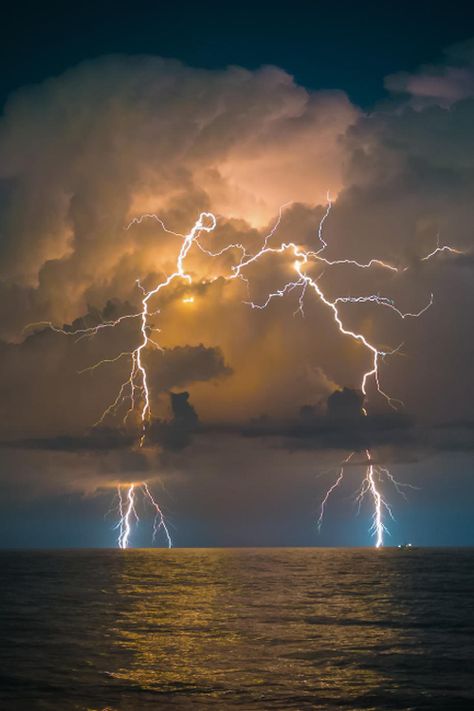 Lights In The Sky, Chris Johnson, Matka Natura, Wild Weather, Stormy Sky, Image Nature, Stormy Night, Thunder And Lightning, Lightning Storm