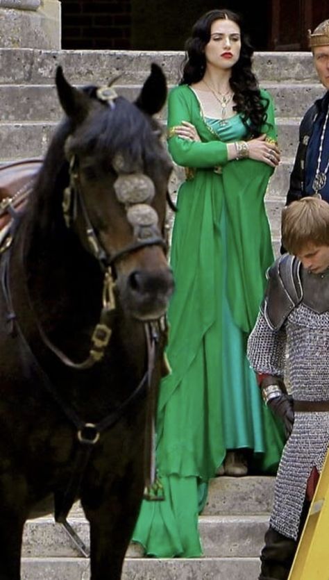 Morgana’s gorgeous green dress 😍 Morgana Merlin Dress, Morgana Pendragon Dress, Morgana Outfits, Medieval Green Dress, Morgana Dress, Dark Costumes, Merlin Morgana, Morgana Pendragon, Lena Luthor