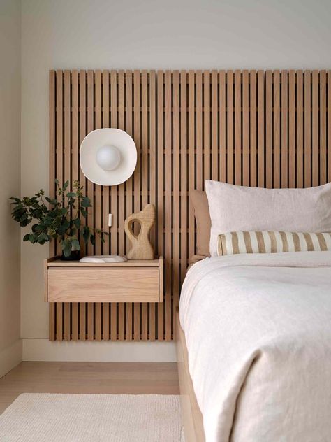 Bedroom Slatted Wall, Bedroom With Slatted Wall, Oversized Headboard Ideas, Slatted Wall Bedroom, Japandi Headboard, Japandi Bedroom Closet, Bedroom Slat Wall, Japandi Studio Apartment, Wall Mounted Headboard Ideas