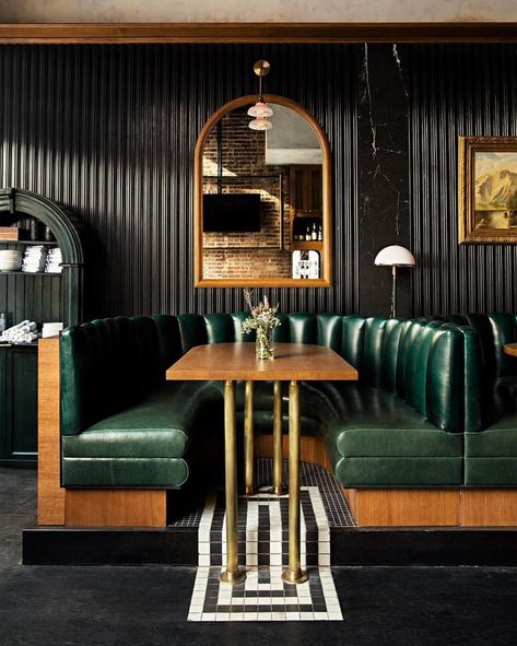 beautiful restaurant booth / green / marble / wood / wall texture Leather Banquette, Restaurant Booth, Design Café, Restaurant Seating, Bar Interior Design, Booth Seating, Regal Design, Modul Sofa, Bar Interior