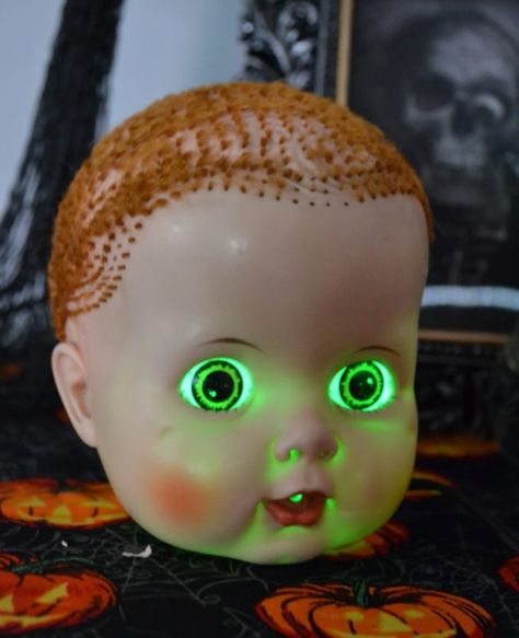 How To Make Creepy Dolls Halloween, Doll Head Halloween, Diy Halloween Doll, Chaotic Duo, Barbie Doll Head, Creepy Doll Halloween, Creepy Baby Dolls, Scary Creepypasta, Halloween Decor Diy