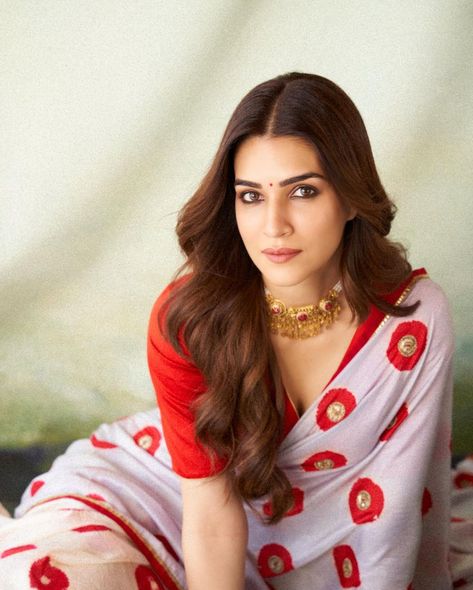 Kriti Sanon Saree, Mumbai Wedding, Clean Fashion, Wedding Guest Style, White Saree, Kriti Sanon, Brown Eyed Girls, Girls Makeup, Beauty Trends