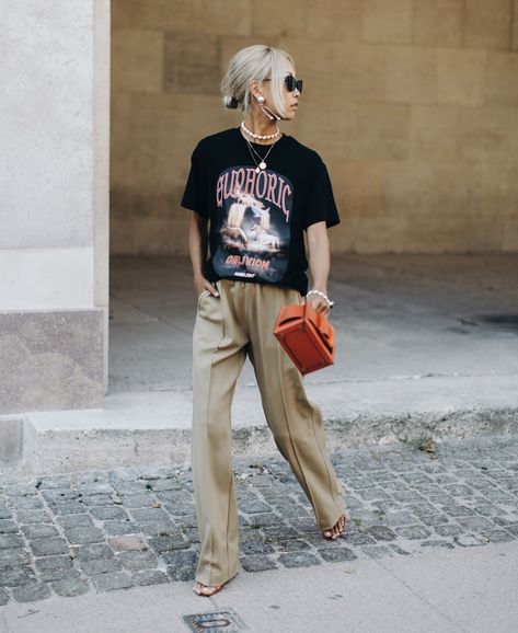 Haute pursuit Primavera Outfit, Silhouette Mode, Fotografi Digital, Graphic Tee Outfits, Cargo Pants Outfit, Fall Inspiration, Looks Street Style, Casual Chic Outfit, Tee Outfit