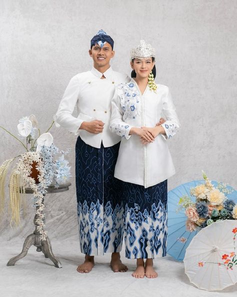 Ide pre-wedding menggunakan baju adat Sunda, Jawa Barat. Pakaian tradisional Indonesia. Indonesia traditional costime. Cr/instagram: asmaralogue #culture #budaya #busana #batik #kebaya #clothes #clothing Indonesia Traditional, Fashion Jewelry Necklaces Gold, Adat Jawa, Batik Kebaya, Necklaces Gold, Gold Jewelry Necklace, Fashion Jewelry Necklaces, Pre Wedding, Batik