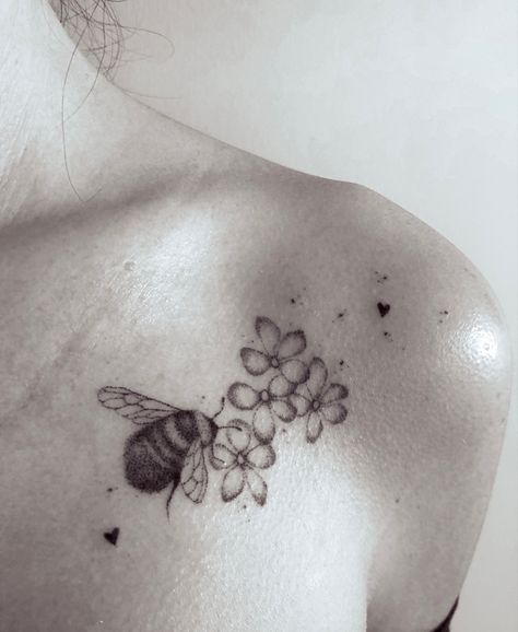 #floralart #beetattoo #floraltattoo #art #tattoo #heart #hearttattoo Floral Bee Tattoo, Tattoo Heart, Bee Tattoo, Tattoo Ink, Heart Tattoo, Floral Art, Art Tattoo, Tatting, Tattoo Ideas